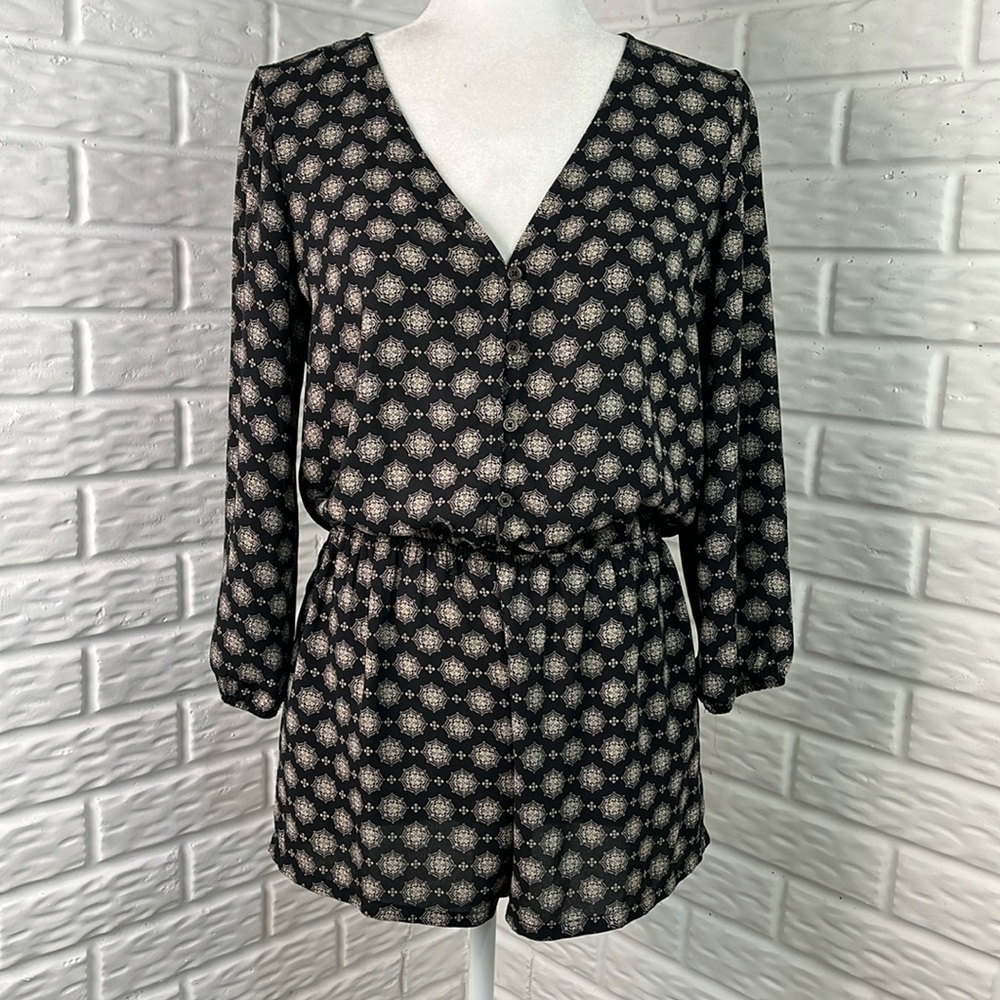 FOREVER 21 ROMPER FLOWY MEDALLION BLACK TAN 3/4 SLEEVE ELASTIC WAIST SIZE Med